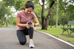 A woman having knee pain